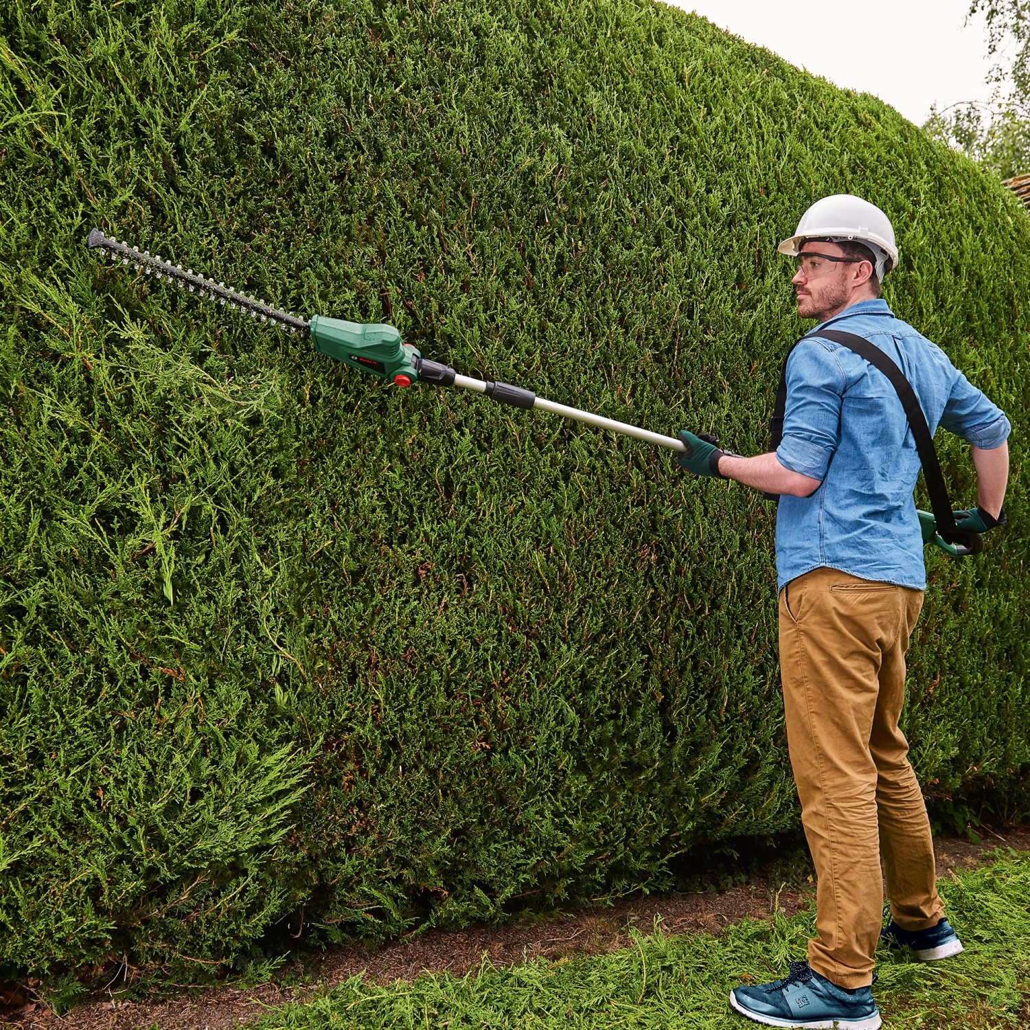 Bosch Power For All 18V 450mm UniversalHedgePole 18 Cordless Hedge Trimmer 4 Bosch Power For All 18V 450mm UniversalHedgePole 18 Cordless Hedge Trimmer - Image 4