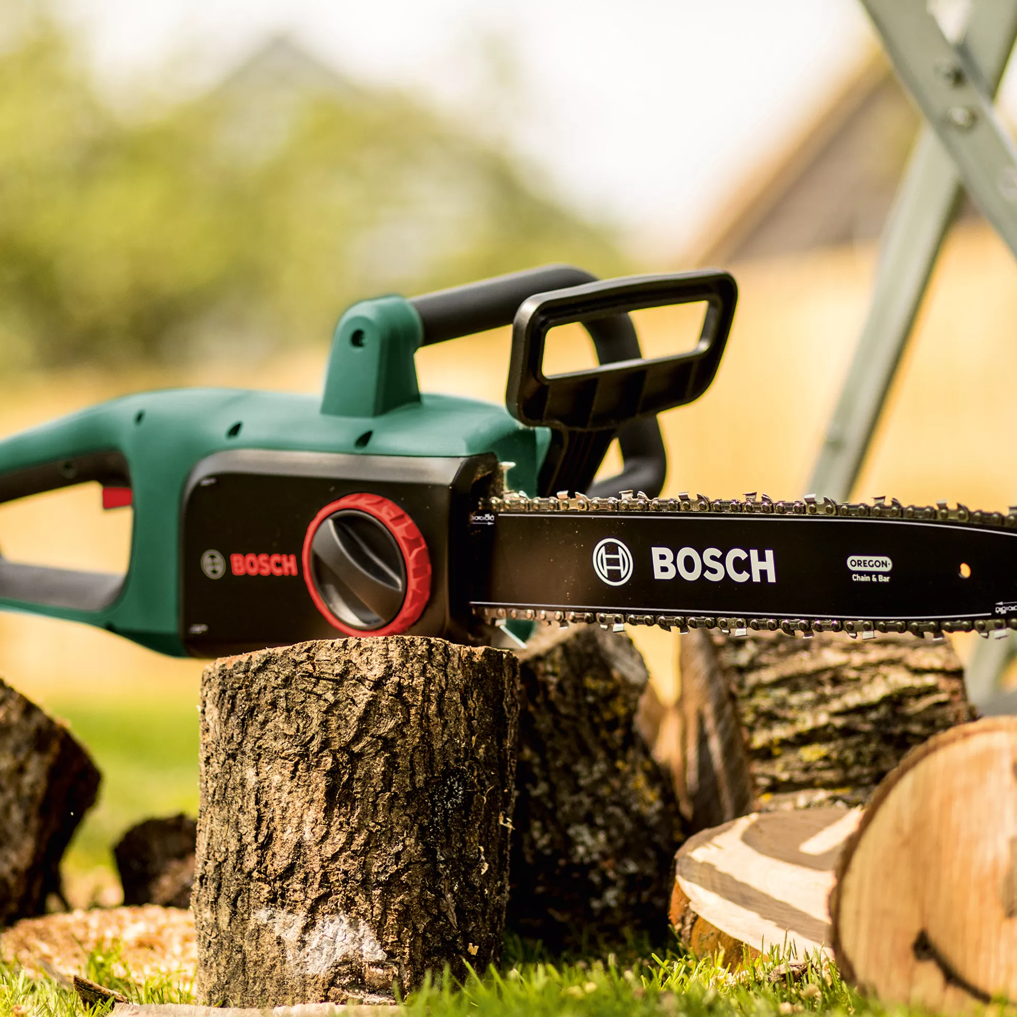 Bosch UniversalChain35 1.8W Mains Fed Corded 350mm Chainsaw 3 Bosch UniversalChain35 1.8W Mains Fed Corded 350mm Chainsaw - Image 3