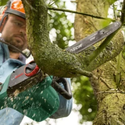 Bosch UniversalChain35 1.8W Mains Fed Corded 350mm Chainsaw 9 Bosch UniversalChain35 1.8W Mains Fed Corded 350mm Chainsaw -Garden Care Shop bosch universalchain35 1 8w mains fed corded 350mm chainsaw4059952608167 04i bq