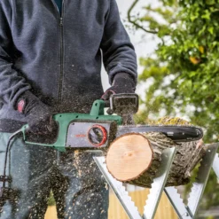 Bosch UniversalChain35 1.8W Mains Fed Corded 350mm Chainsaw 11 Bosch UniversalChain35 1.8W Mains Fed Corded 350mm Chainsaw -Garden Care Shop bosch universalchain35 1 8w mains fed corded 350mm chainsaw4059952608167 06i bq