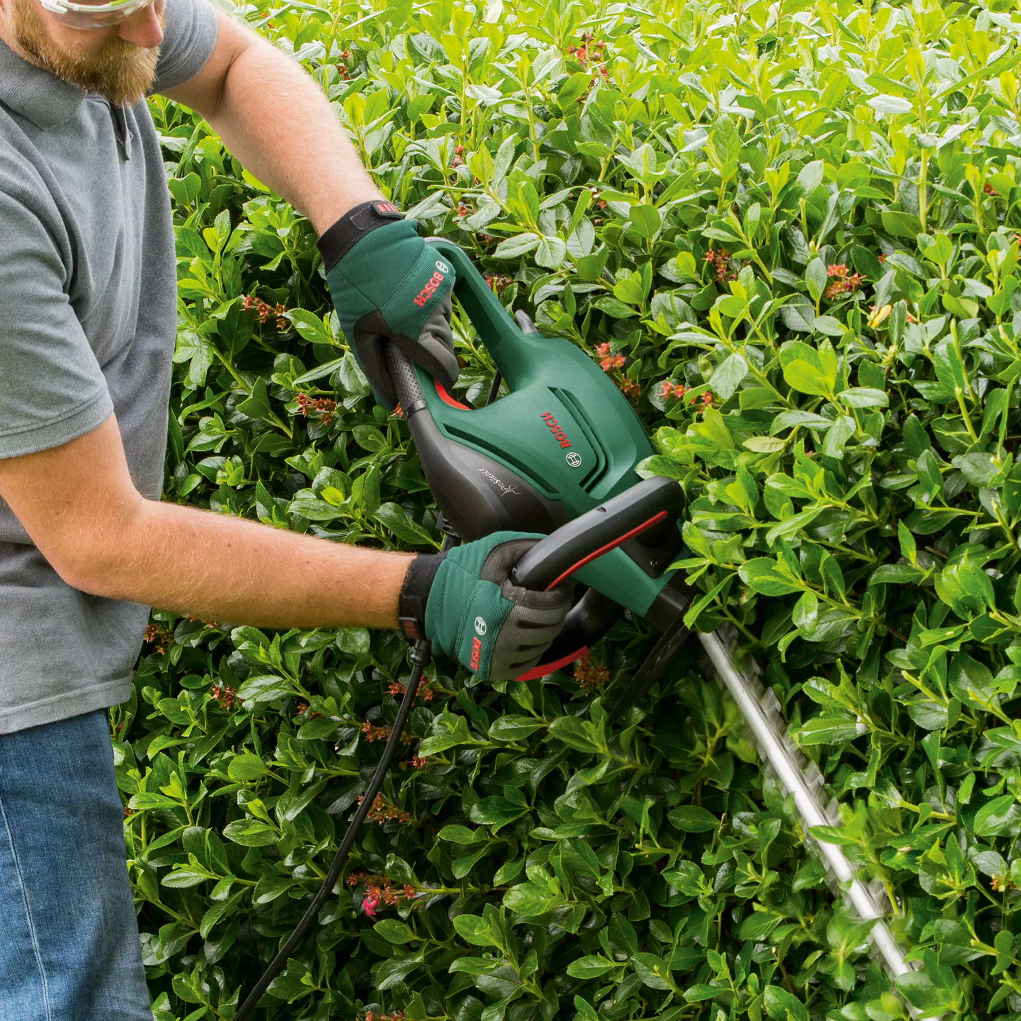 Bosch UniversalHedgeCut 60 480W 116cm Corded Hedge Trimmer 6 Bosch UniversalHedgeCut 60 480W 116cm Corded Hedge Trimmer - Image 6