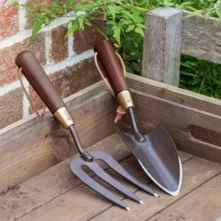Burgon & Ball National Trust Brown Trowel -Garden Care Shop burgon ball national trust brown trowel5019360201557 02i bq
