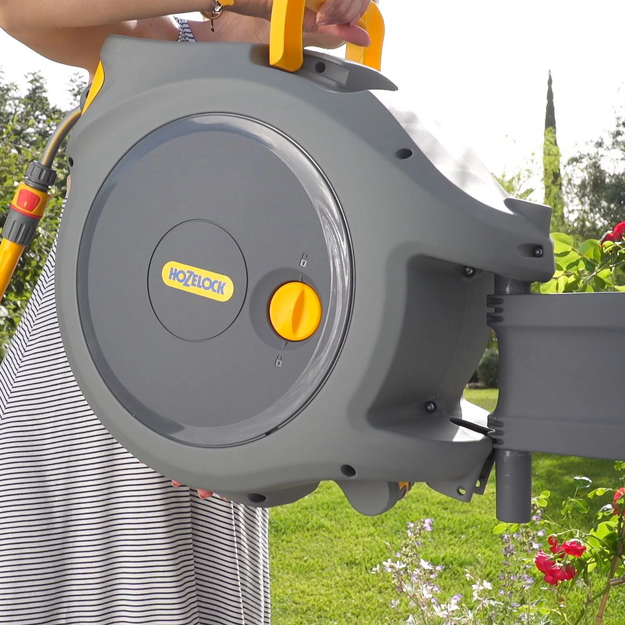 Hozelock Auto-reel Wall-mounted Hose Reel & Hose (L)30m 6 Hozelock Auto-reel Wall-mounted Hose Reel & Hose (L)30m - Image 6